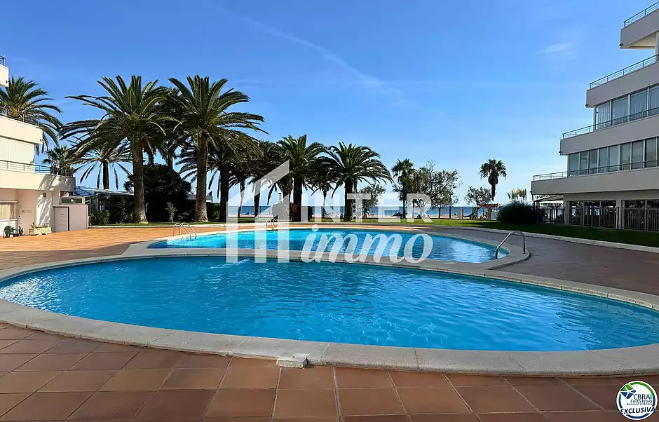 Apartament en venda a Santa Margarida, Roses | Vistes al mar, piscina i terrassa davant del passeig  - foto 8 de 38