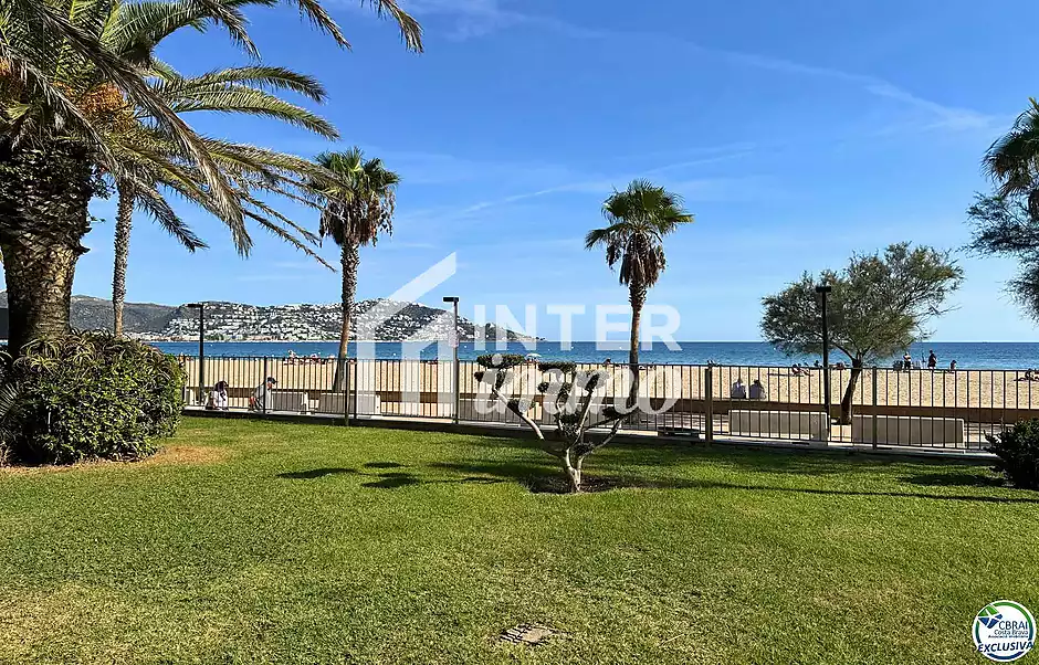 Apartament en venda a Santa Margarida, Roses | Vistes al mar, piscina i terrassa davant del passeig  - foto 11 de 38