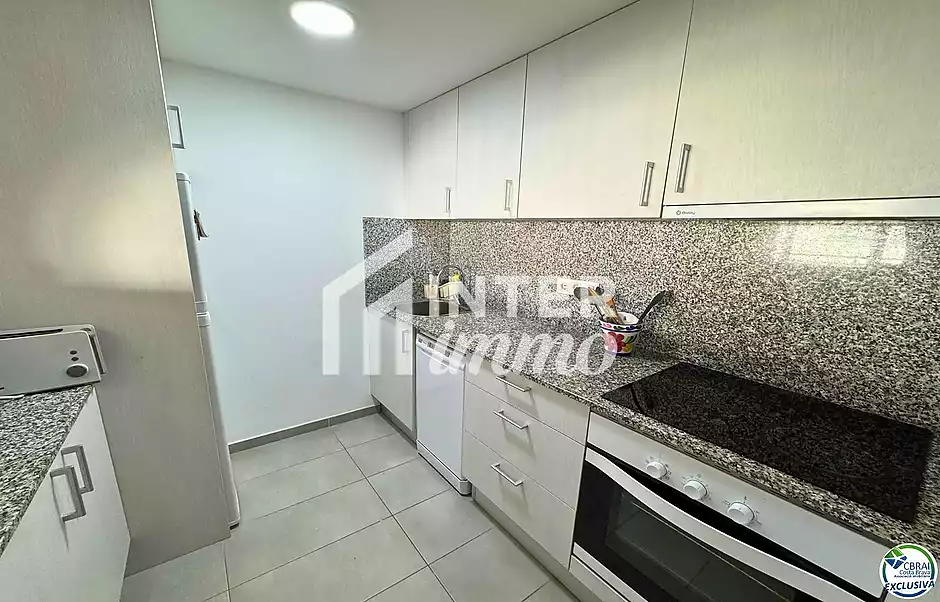Apartament en venda a Santa Margarida, Roses | Vistes al mar, piscina i terrassa davant del passeig  - foto 17 de 38