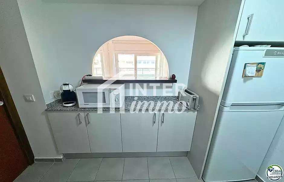 Apartament en venda a Santa Margarida, Roses | Vistes al mar, piscina i terrassa davant del passeig  - foto 18 de 38