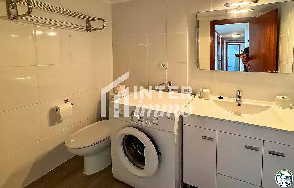 Apartament en venda a Santa Margarida, Roses | Vistes al mar, piscina i terrassa davant del passeig  - foto 25 de 38