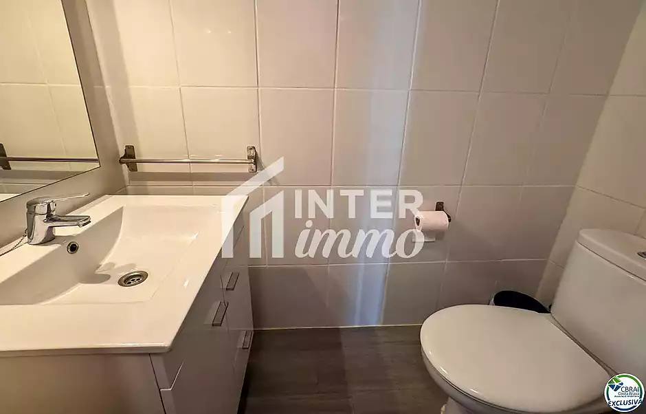 Apartament en venda a Santa Margarida, Roses | Vistes al mar, piscina i terrassa davant del passeig  - foto 27 de 38