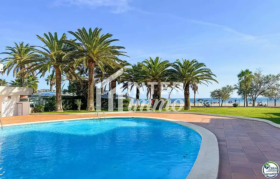 Apartament en venda a Santa Margarida, Roses | Vistes al mar, piscina i terrassa davant del passeig  - foto 28 de 38