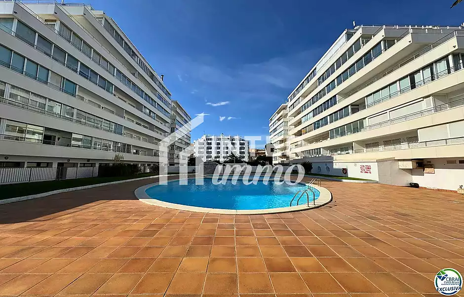 Apartament en venda a Santa Margarida, Roses | Vistes al mar, piscina i terrassa davant del passeig  - foto 29 de 38