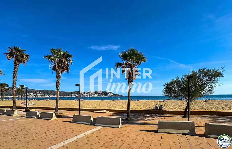 Apartament en venda a Santa Margarida, Roses | Vistes al mar, piscina i terrassa davant del passeig  - foto 31 de 38