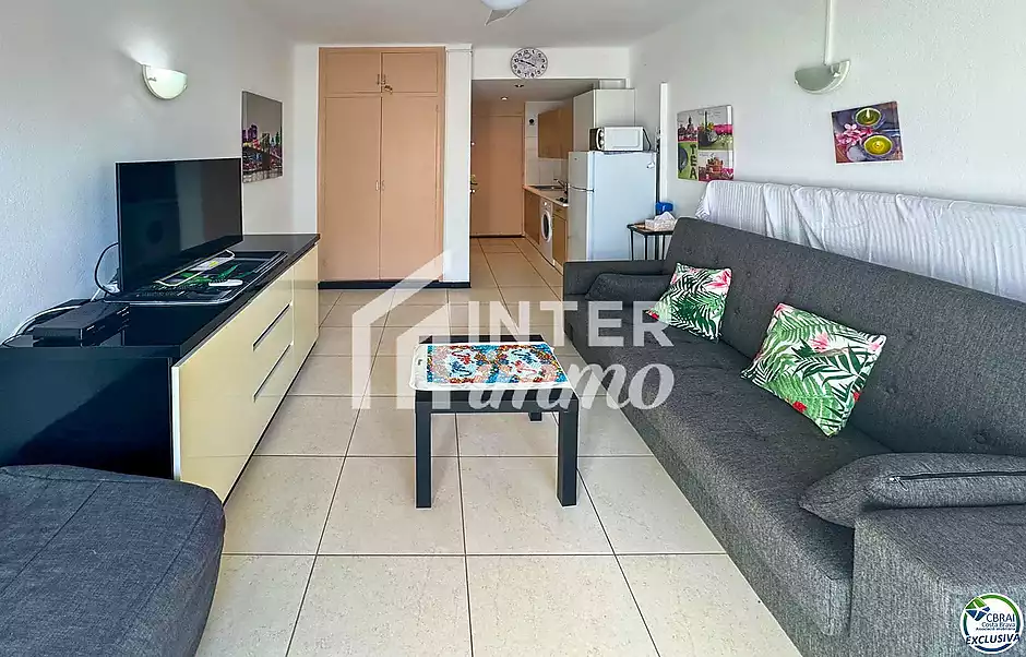 Estudi llumin&oacute;s renovat a 40 metres del mar, zona del Salatar &ndash; Roses - foto 4 de 13