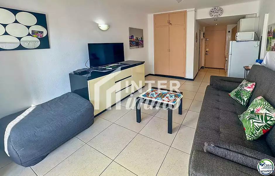 Estudi llumin&oacute;s renovat a 40 metres del mar, zona del Salatar &ndash; Roses - foto 5 de 13