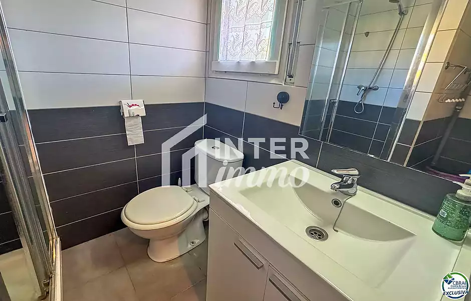Estudi llumin&oacute;s renovat a 40 metres del mar, zona del Salatar &ndash; Roses - foto 10 de 13