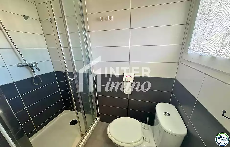 Estudi llumin&oacute;s renovat a 40 metres del mar, zona del Salatar &ndash; Roses - foto 11 de 13
