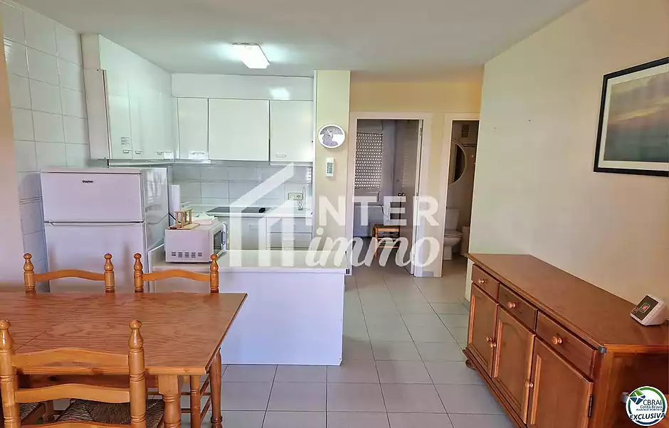 Apartament de 2 habitacions dobles, ubicat a la bonica zona del Port Pesquer de Roses. - foto 3 de 21