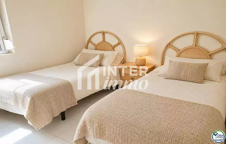 Apartament de 2 habitacions dobles, ubicat a la bonica zona del Port Pesquer de Roses. - foto 6 de 21