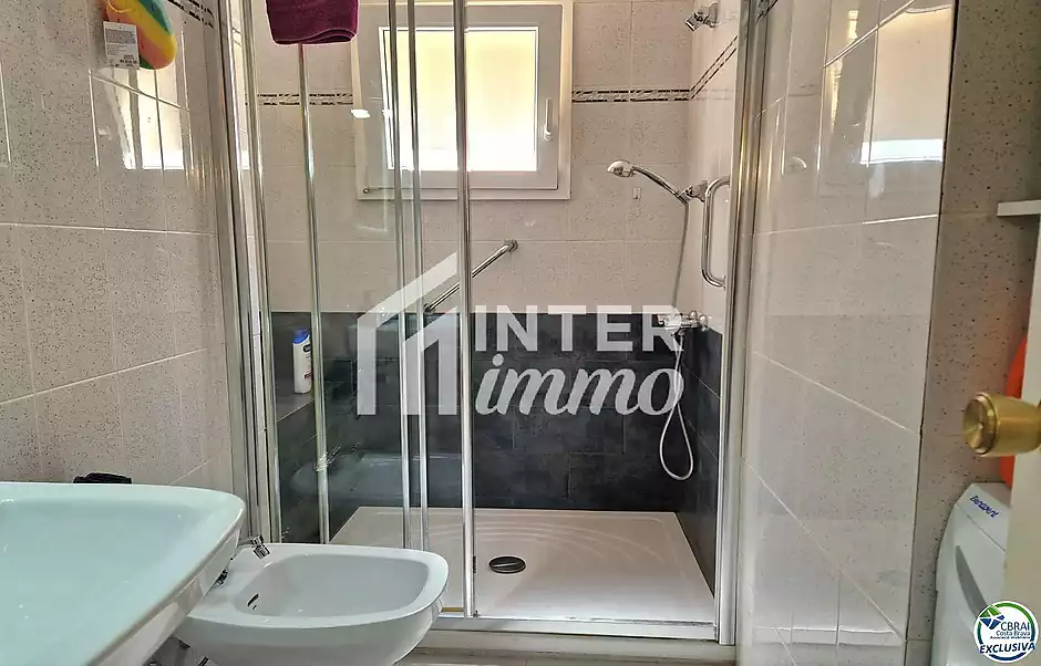 Apartament de 2 habitacions dobles, ubicat a la bonica zona del Port Pesquer de Roses. - foto 8 de 21
