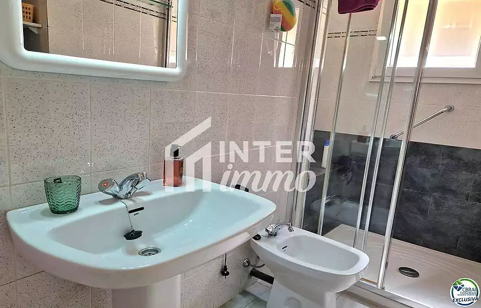 Apartament de 2 habitacions dobles, ubicat a la bonica zona del Port Pesquer de Roses. - foto 9 de 21