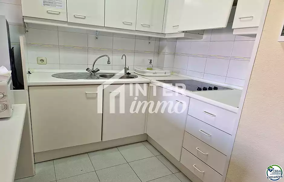 Apartament de 2 habitacions dobles, ubicat a la bonica zona del Port Pesquer de Roses. - foto 13 de 21