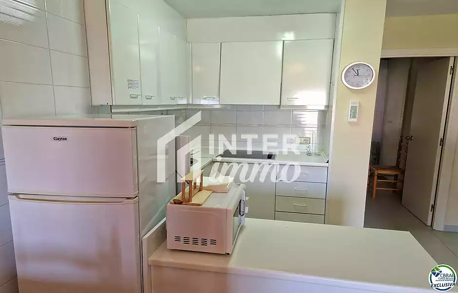 Apartament de 2 habitacions dobles, ubicat a la bonica zona del Port Pesquer de Roses. - foto 15 de 21