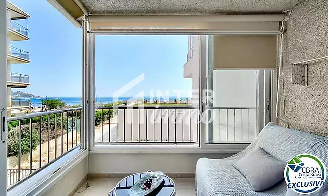 Apartamento en primera línea de mar con vistas en Salatar, Roses