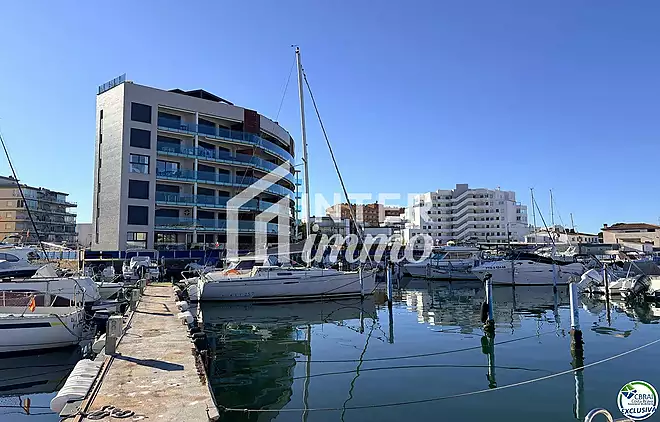 Amarrador de 3 x 8 metres, per a embarcacions de vela i de motor.