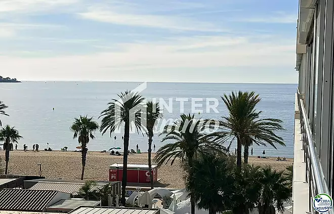 Primera línia, vistes al mar, aparcament, piscines i jardins davant de la platja.