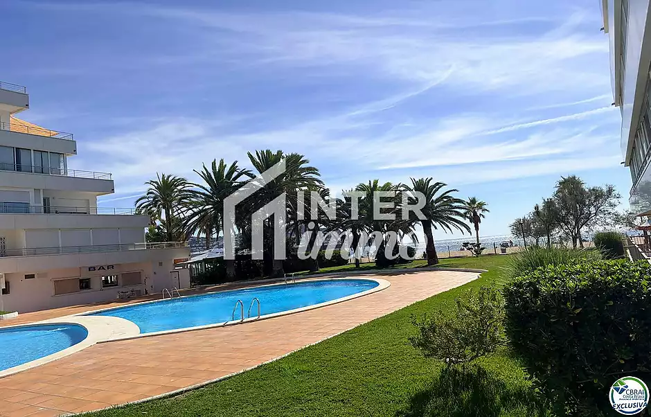 Primera línia, vistes al mar, aparcament, piscines i jardins davant de la platja. - foto 5 de 60