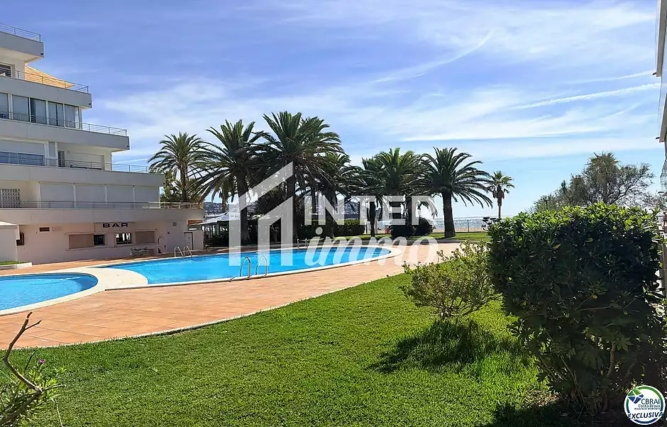 Primera línia, vistes al mar, aparcament, piscines i jardins davant de la platja. - foto 32 de 60
