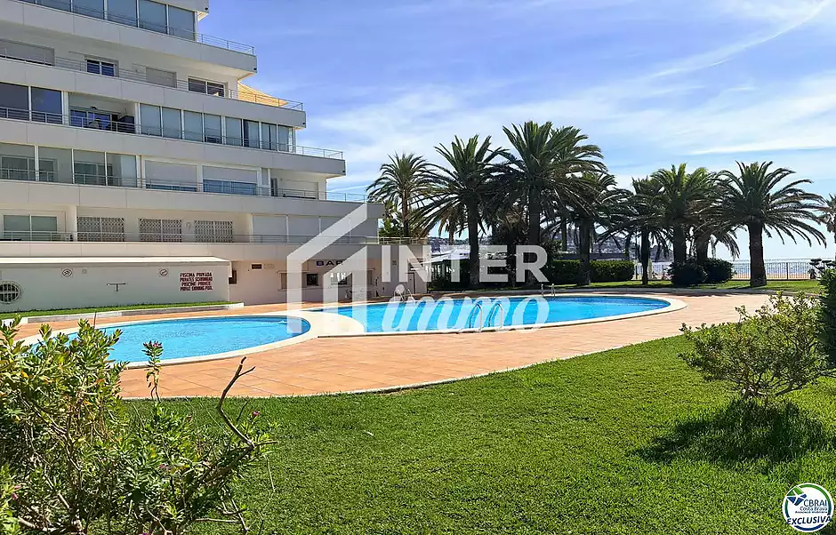 Primera línia, vistes al mar, aparcament, piscines i jardins davant de la platja. - foto 35 de 60