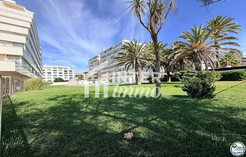 Primera línia, vistes al mar, aparcament, piscines i jardins davant de la platja. - foto 36 de 60