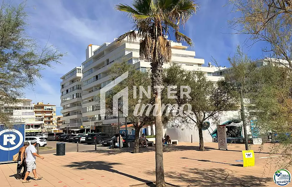 Primera línia, vistes al mar, aparcament, piscines i jardins davant de la platja. - foto 38 de 60