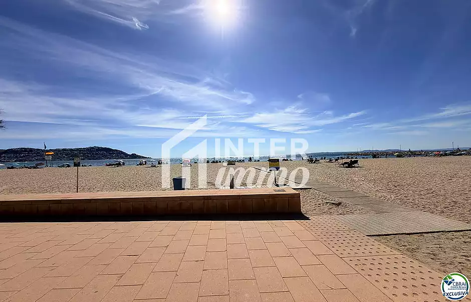 Primera línia, vistes al mar, aparcament, piscines i jardins davant de la platja. - foto 40 de 60
