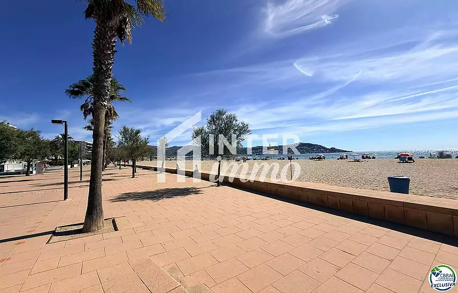 Primera línia, vistes al mar, aparcament, piscines i jardins davant de la platja. - foto 41 de 60