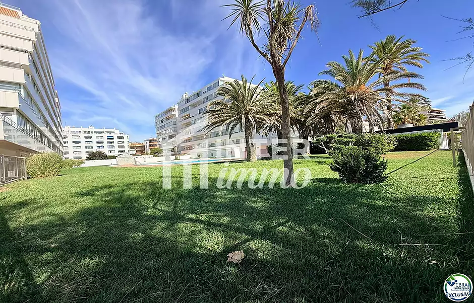 Primera línia, vistes al mar, aparcament, piscines i jardins davant de la platja. - foto 42 de 60