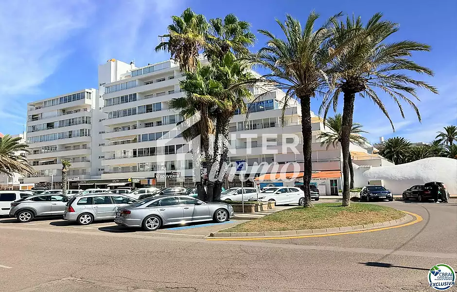 Primera línia, vistes al mar, aparcament, piscines i jardins davant de la platja. - foto 43 de 60