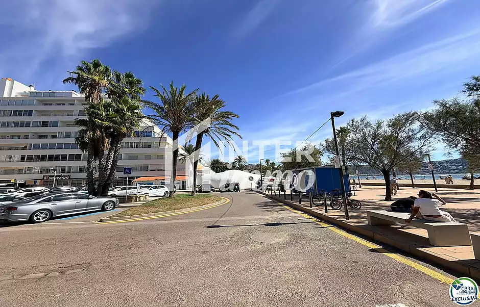 Primera línia, vistes al mar, aparcament, piscines i jardins davant de la platja. - foto 44 de 60