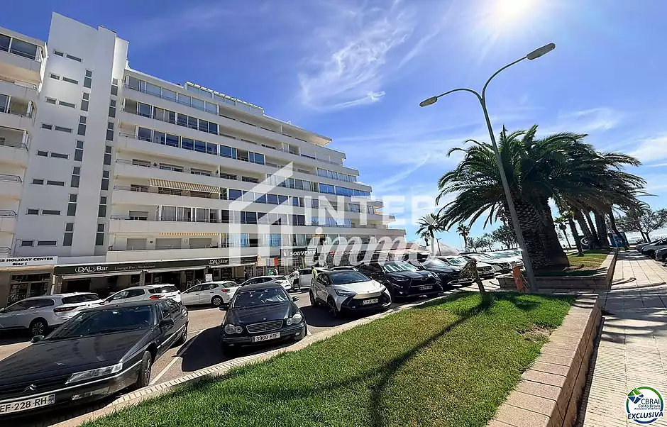 Primera línia, vistes al mar, aparcament, piscines i jardins davant de la platja. - foto 45 de 60