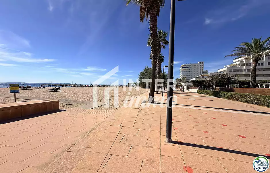 Primera línia, vistes al mar, aparcament, piscines i jardins davant de la platja. - foto 48 de 60