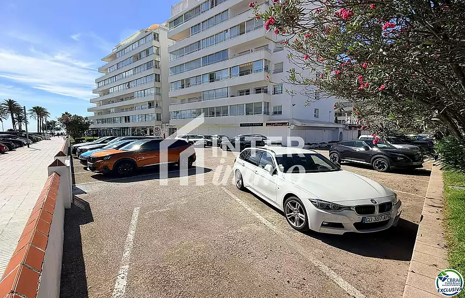 Primera línia, vistes al mar, aparcament, piscines i jardins davant de la platja. - foto 54 de 60