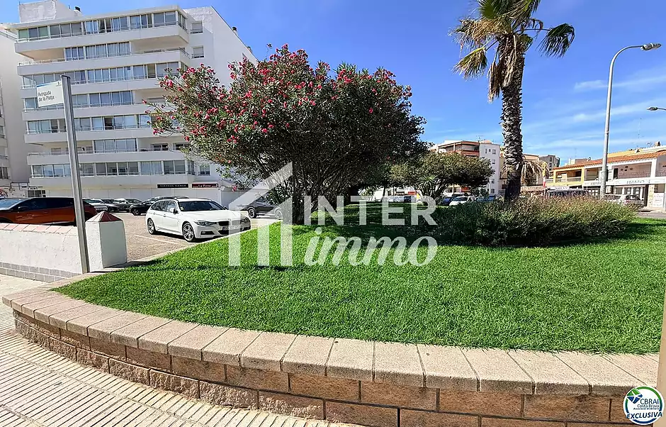 Primera línia, vistes al mar, aparcament, piscines i jardins davant de la platja. - foto 56 de 60