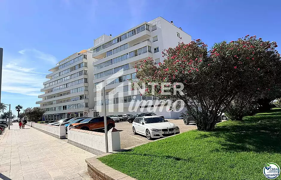 Primera línia, vistes al mar, aparcament, piscines i jardins davant de la platja. - foto 57 de 60