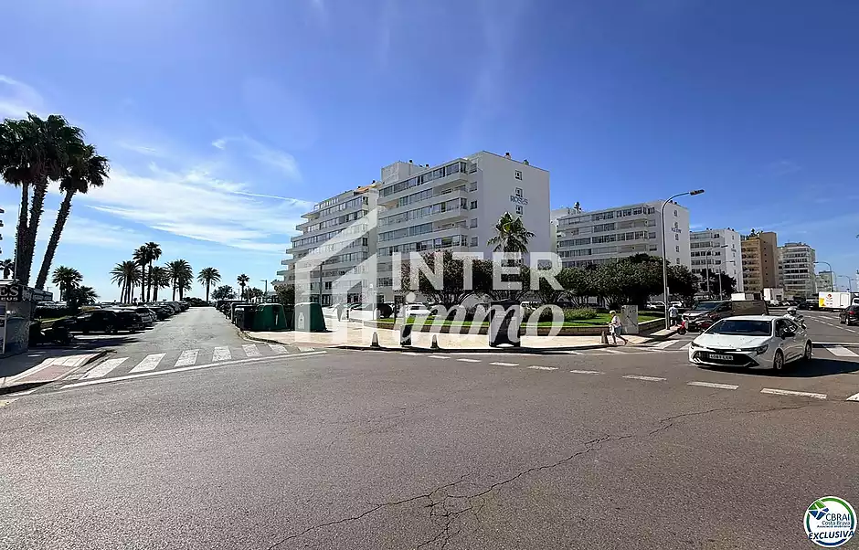 Primera línia, vistes al mar, aparcament, piscines i jardins davant de la platja. - foto 58 de 60