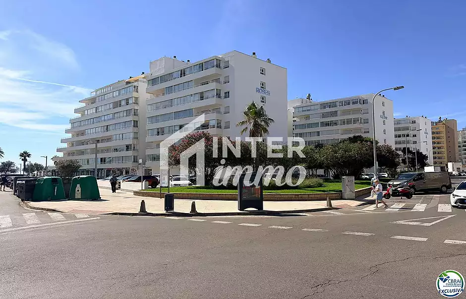 Primera línia, vistes al mar, aparcament, piscines i jardins davant de la platja. - foto 60 de 60
