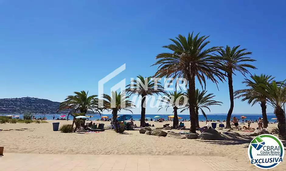 CLOT DELS FRANQUETS Exclusiva planta baixa de 3 dormitoris amb 224 m2 de terrassa i jardí a 200m de - foto 53 de 59