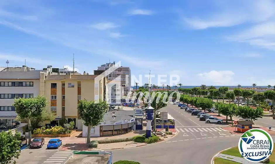 POBLAT TÍPIC Acollidor apartament al bell mig d’Empuriabrava i a només 400 m de la platja - foto 2 de 21