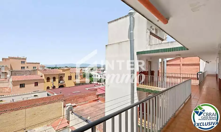 POBLAT TÍPIC Acollidor apartament al bell mig d’Empuriabrava i a només 400 m de la platja - foto 18 de 21