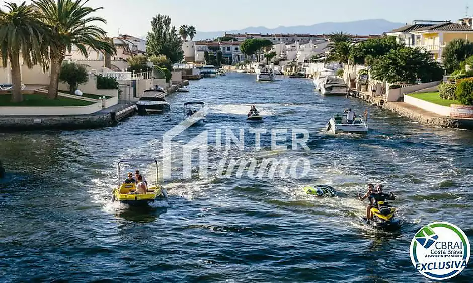 POBLAT TÍPIC Acollidor apartament al bell mig d’Empuriabrava i a només 400 m de la platja - foto 20 de 21