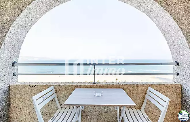Estudi en planta 17 amb terrassa i espectaculars vistes al mar – Empuriabrava, Costa Brava