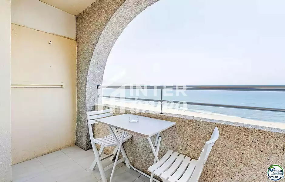 Estudi en planta 17 amb terrassa i espectaculars vistes al mar – Empuriabrava, Costa Brava - foto 2 de 16