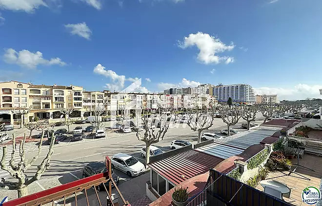 Ampli apartament al costat de la platja i els comerços