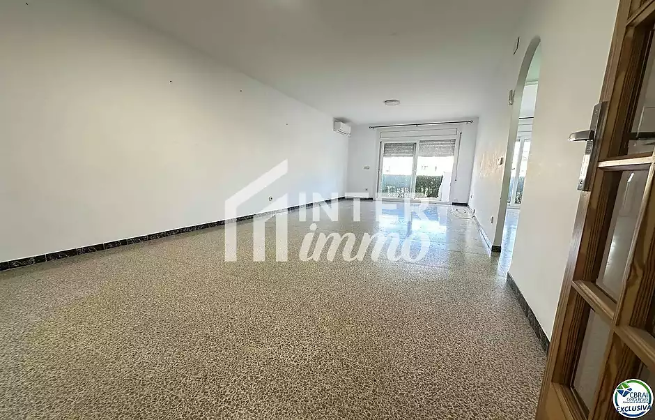 Ampli apartament al costat de la platja i els comerços - foto 2 de 14