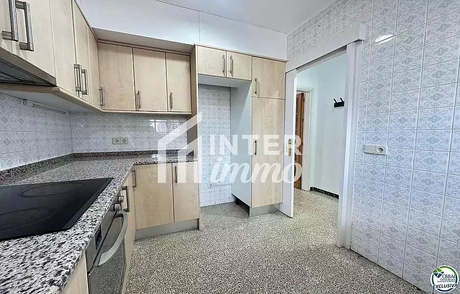 Ampli apartament al costat de la platja i els comerços - foto 3 de 14