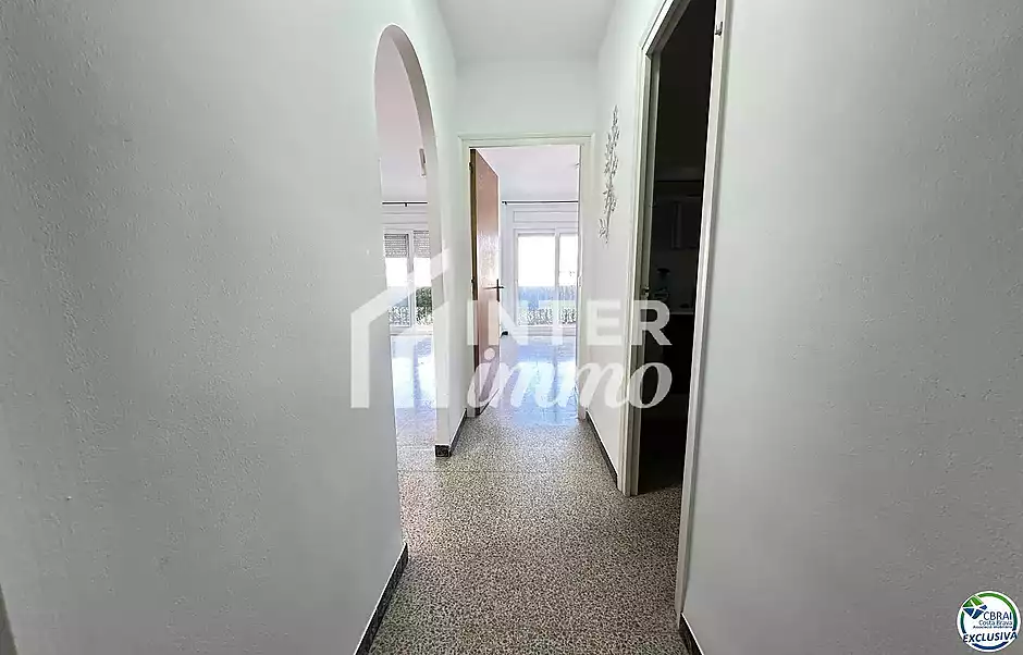 Ampli apartament al costat de la platja i els comerços - foto 4 de 14