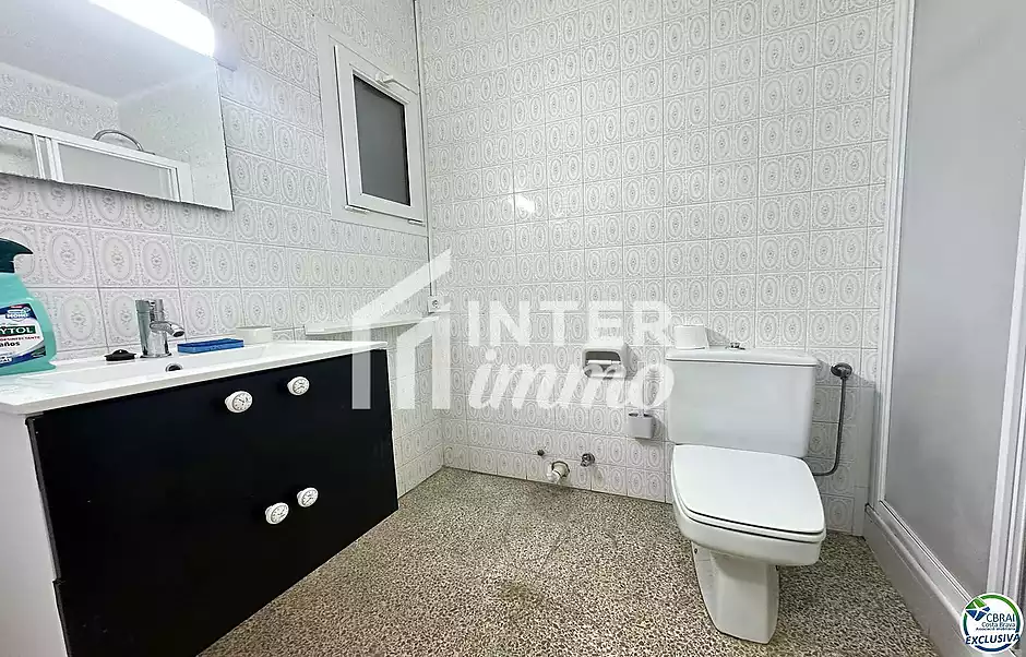 Ampli apartament al costat de la platja i els comerços - foto 5 de 14